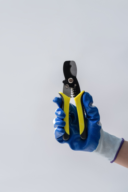 带橡胶手套手握钳子实拍图