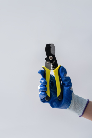 带橡胶手套手握钳子实拍图