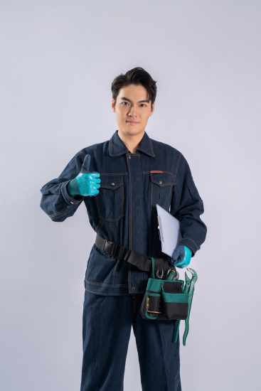 竖大拇指的男性工人高清图