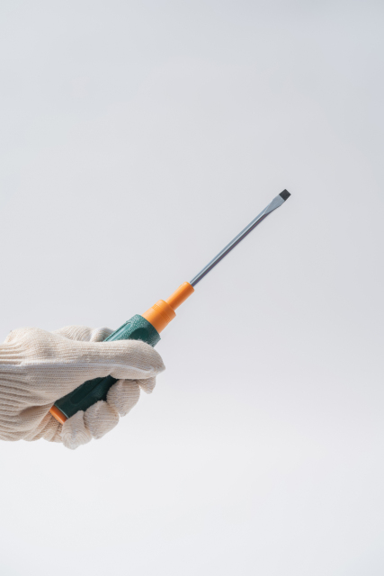 手握梅花螺丝刀实拍图