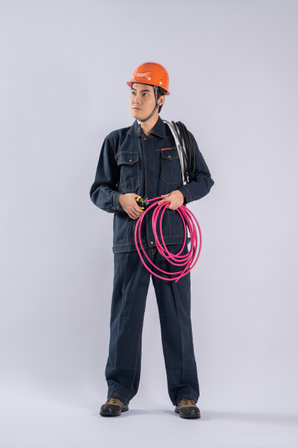 正在工作的钳工实拍图