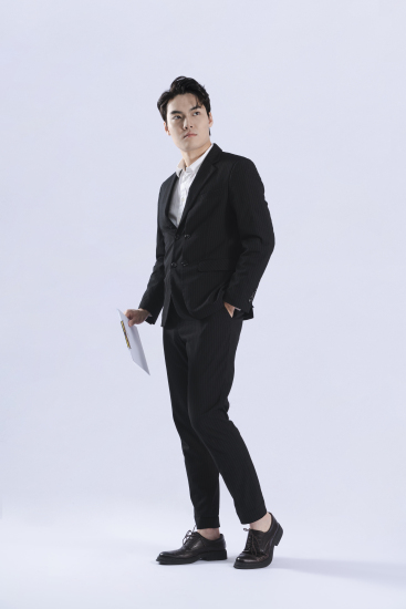 穿黑色西装插兜的男教师实拍图