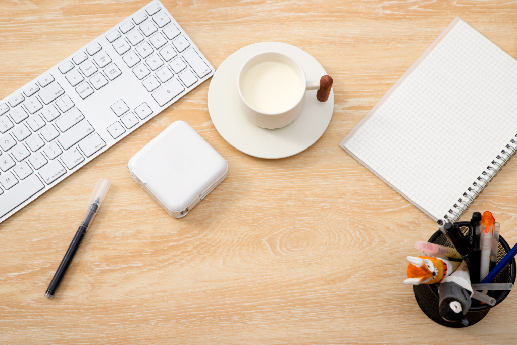 职场桌面日常用品版权图片下载