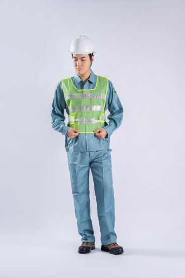 调整着装的技术员实拍图