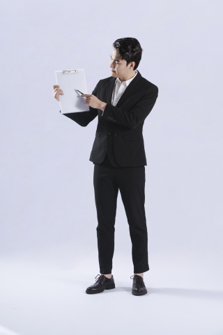 认真教学的专业教师实拍图