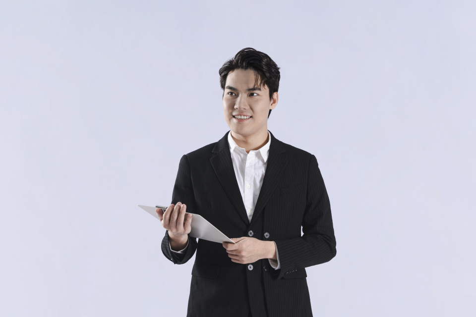 笑容温和的专业老师实拍图