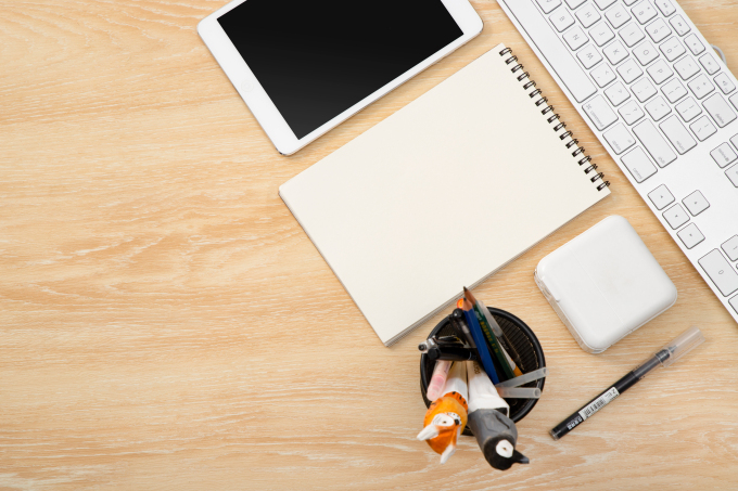 企业办公桌面俯拍高清图