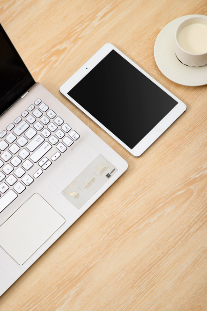 原木色职场办公电子产品实拍图