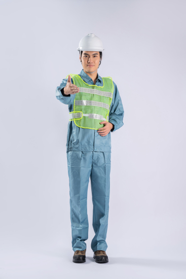 伸手准备握手的技术员实拍图