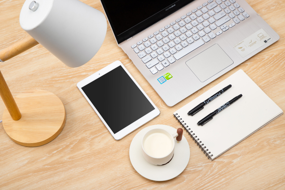 企业原木风办公环境实拍图