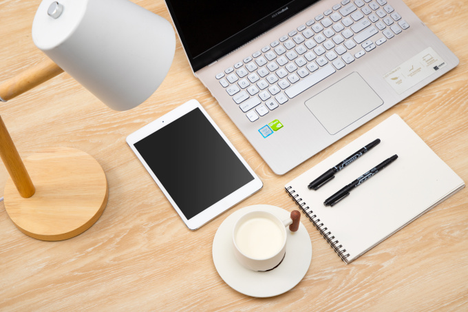 企业原木风办公环境实拍图