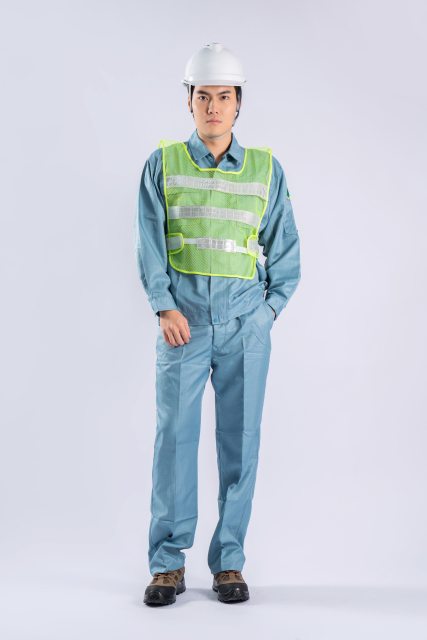 安全监督员带白色安全帽实拍图