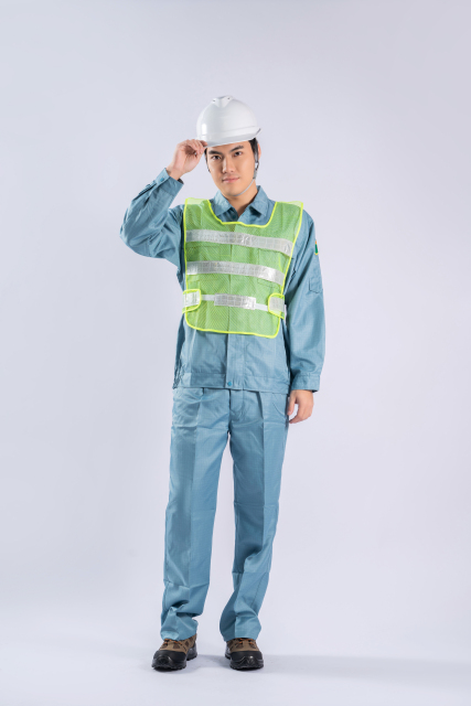 建筑工人身穿安全服安全鞋高清图