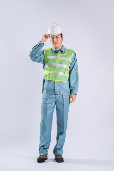 建筑工人身穿安全服安全鞋高清图