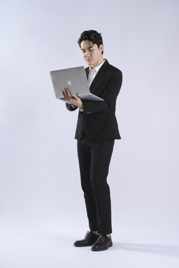 电脑查看资料的男老师图