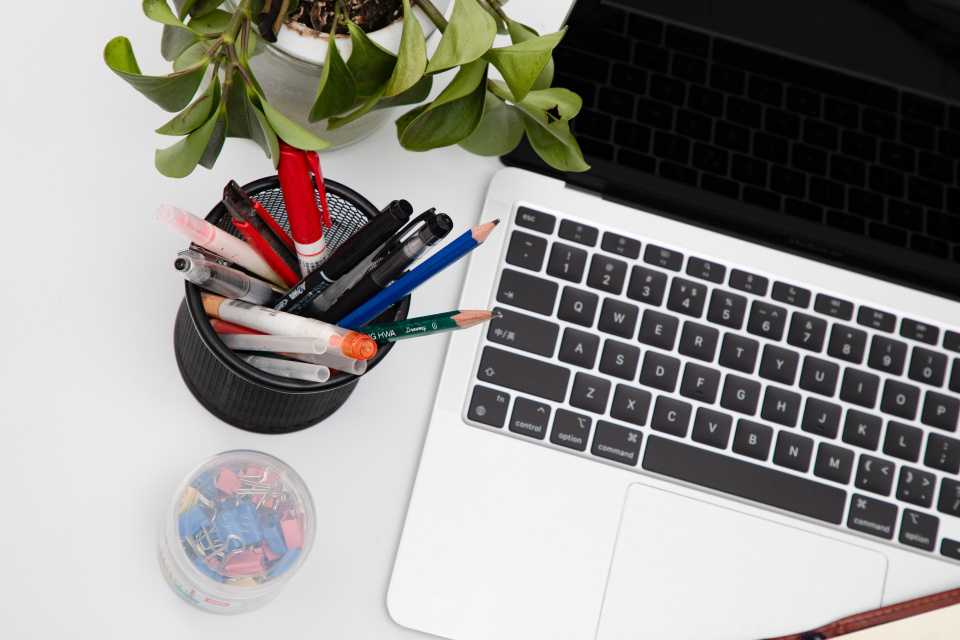 笔筒笔记本电脑日常办公用品图片