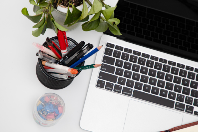 笔筒笔记本电脑日常办公用品图片