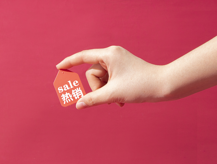 手拿小巧商品热销标签实拍图