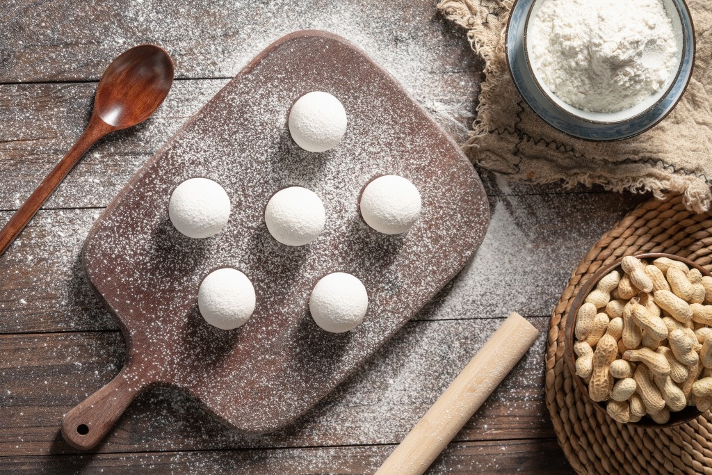 刚刚制作好的元宵高清图版权图片下载