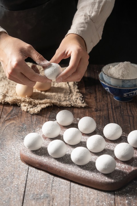 正在制作美食元宵实拍图版权图片下载