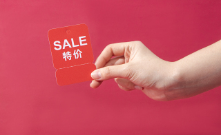 手拿红色醒目特价标签实拍图