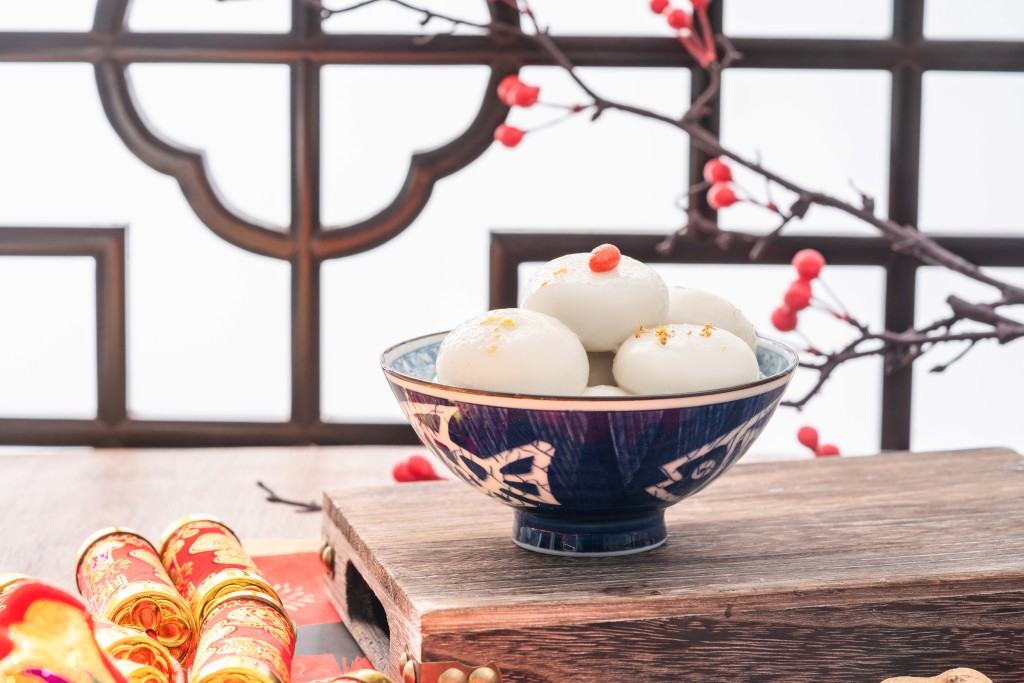 镂空窗户边节日美食高清图版权图片下载