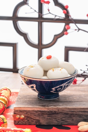 节日传统小吃汤圆实拍图