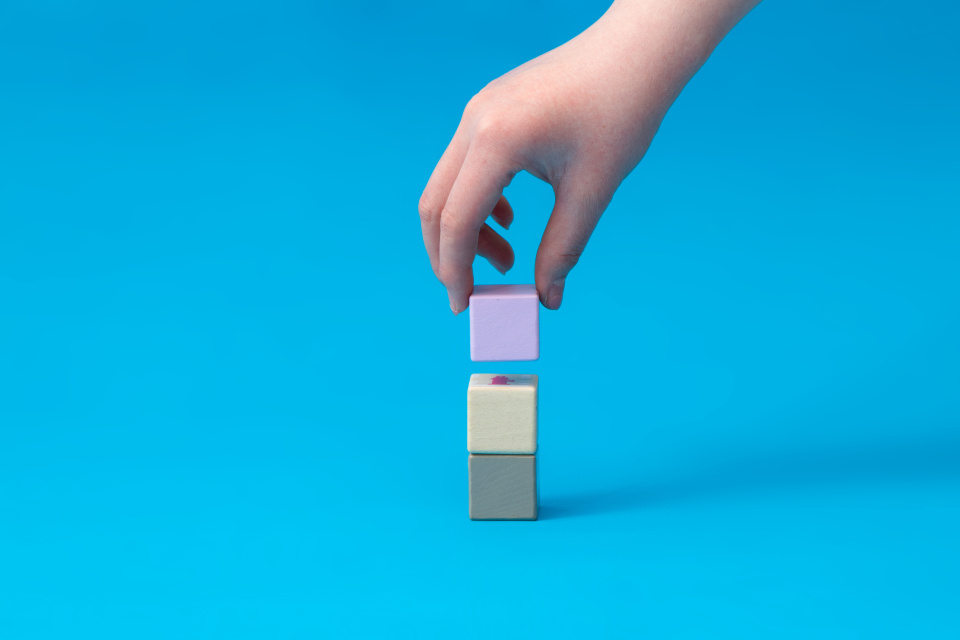 手拿彩色积木实拍图