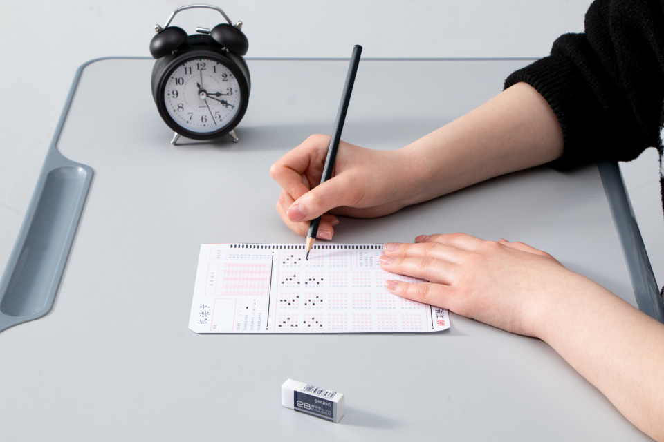 考生考场答题卡认真填写实拍图