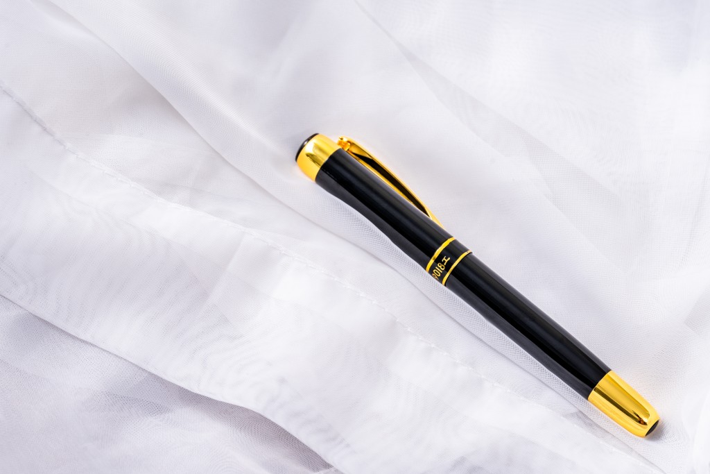 黑色钢笔摆拍艺术图版权图片下载