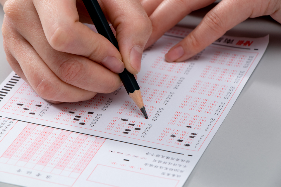 学生考场认真仔细答题实拍图