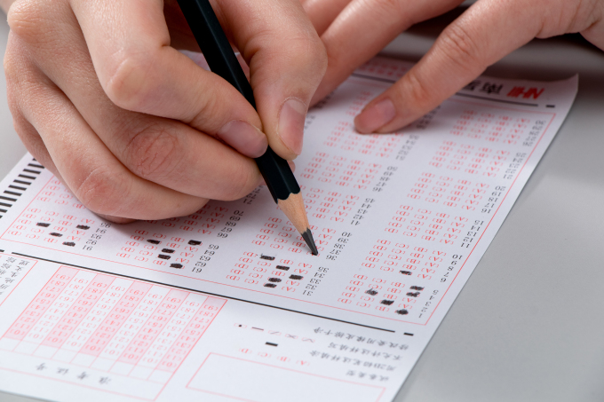 学生考场认真仔细答题实拍图