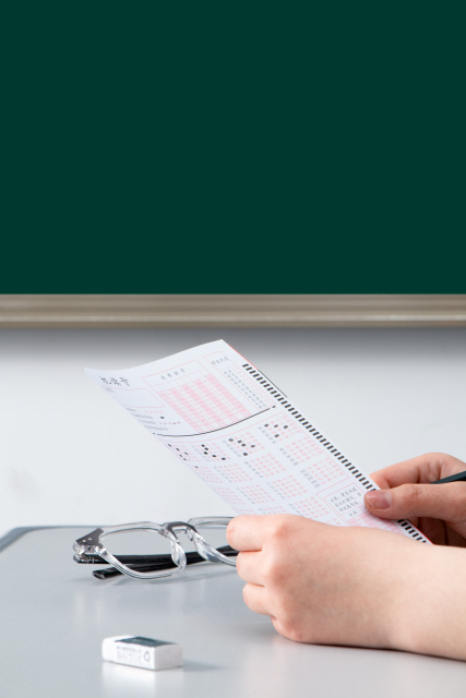 考生检查答题卡答案实拍图