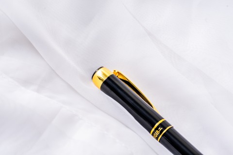 金黄色钢笔局部特写图