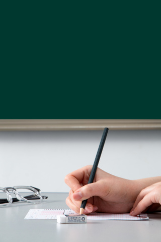 考生考场严肃认真答题实拍图