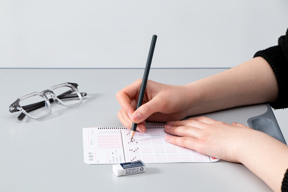 考生坐姿端正填写答题卡实拍图