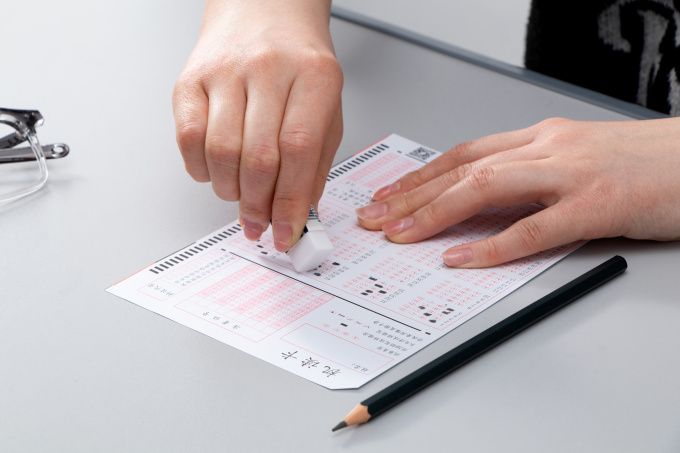 考场认真填写考试答题卡实拍图