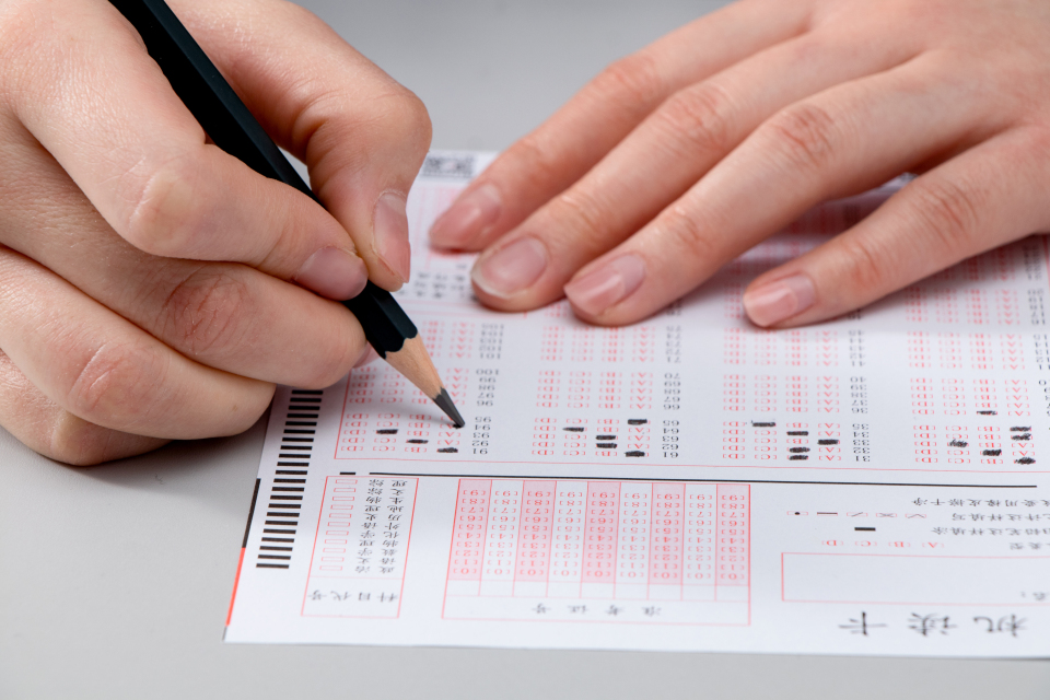 铅笔仔细填涂答题卡实拍图