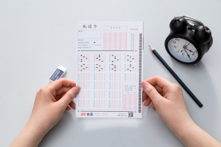 手拿答题卡认真检查实拍图