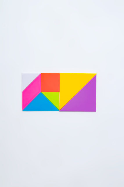 彩色七巧板拼成长方形实拍图