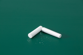 分成两端的白色粉笔实拍图