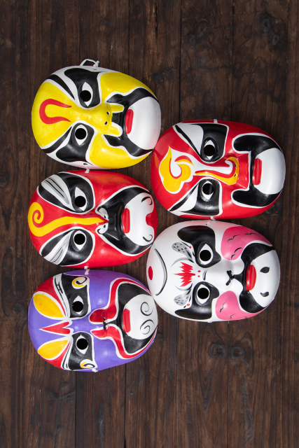 传统京剧脸谱实拍图