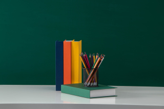 学校课堂书桌必备用品实拍图