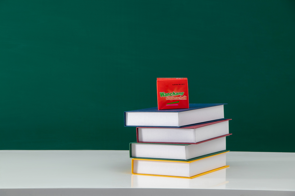 厚厚国内外文学名著实拍图版权图片下载