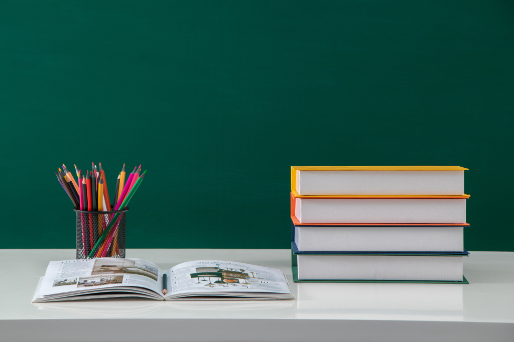 学生课桌桌面整齐摆放实拍图版权图片下载