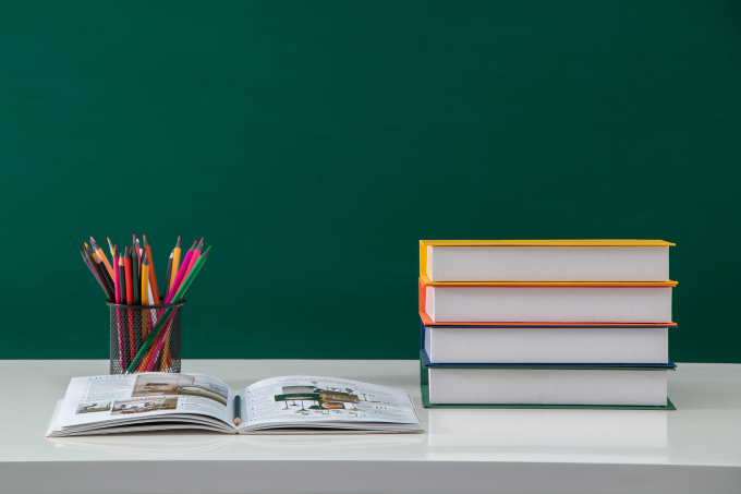 学生课桌桌面整齐摆放实拍图