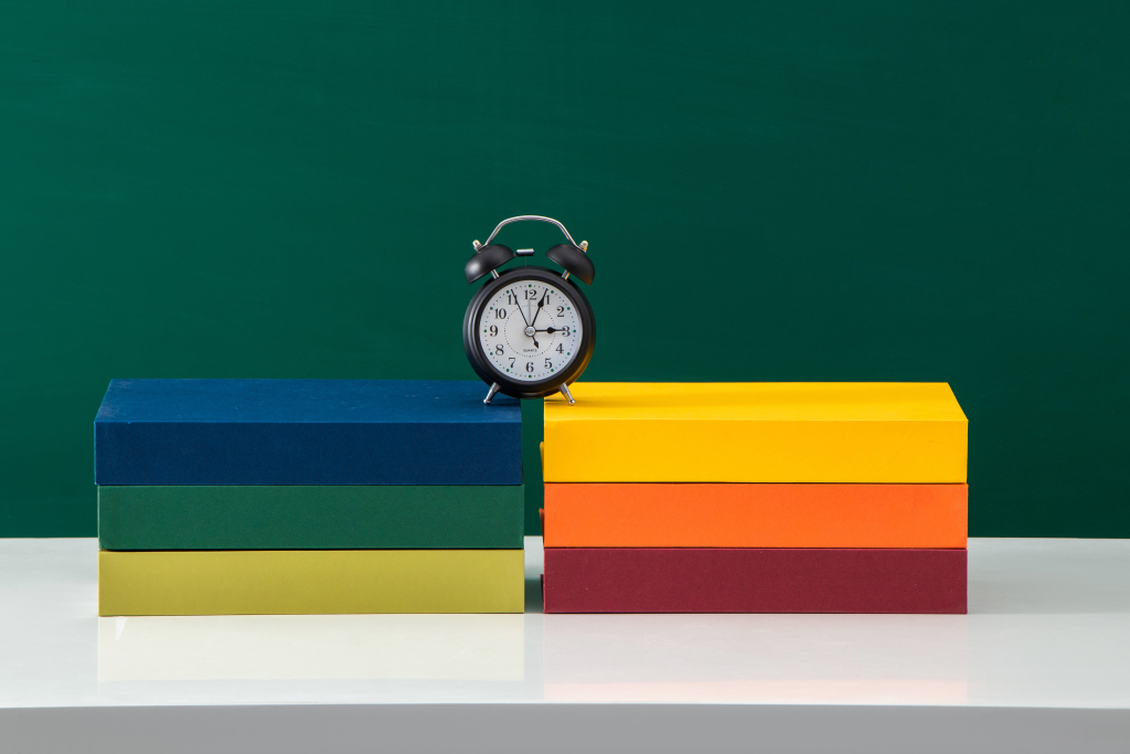 两摞彩色封面图书实拍图版权图片下载