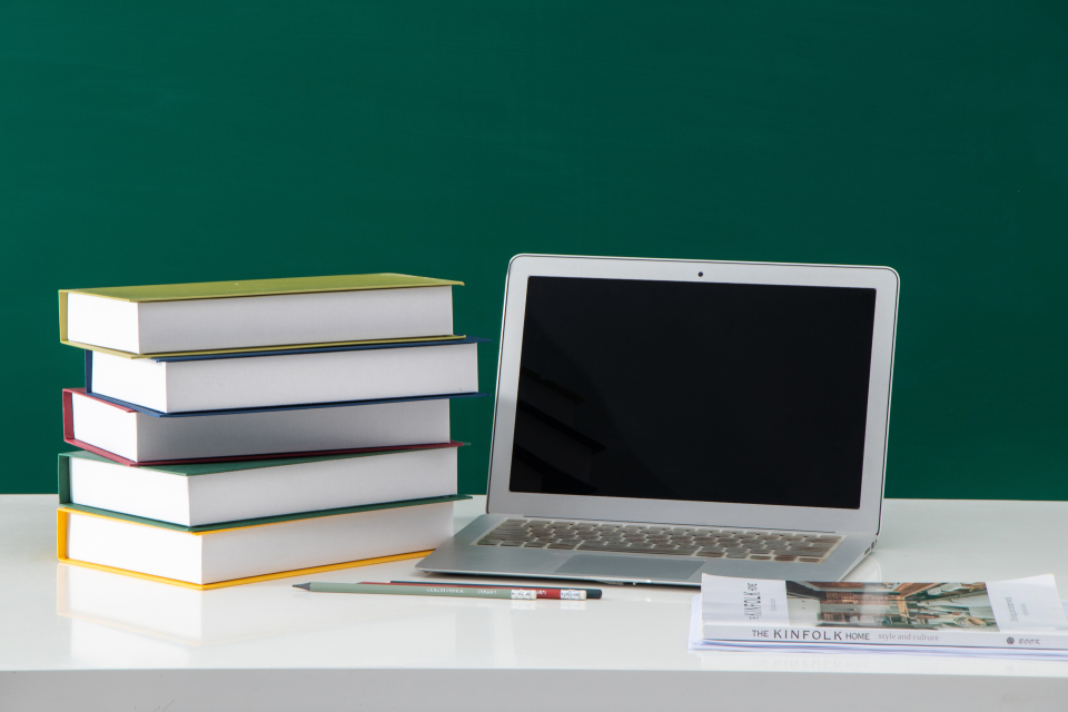 学生笔记本电脑方便工具实拍图