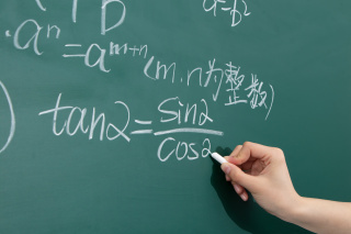 黑板前数学公式解释高清图