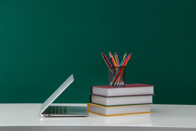 学生老师学习笔记本电脑实拍图